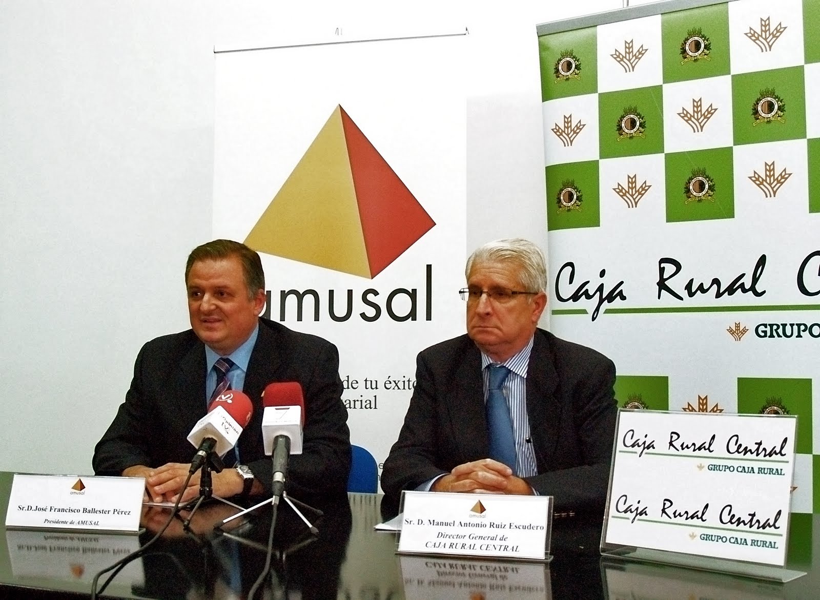 20101029_convenio_caja_rural_y_AMUSAL